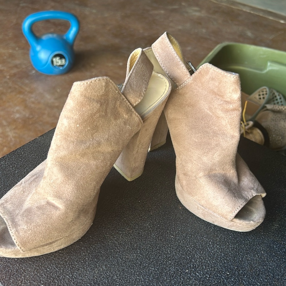 tan heels size 7!